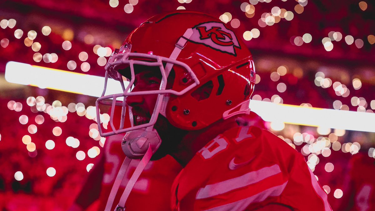 Chiefs's tweet photo. We live for Sunday night lights. https://t.co/r55aQkGFp6