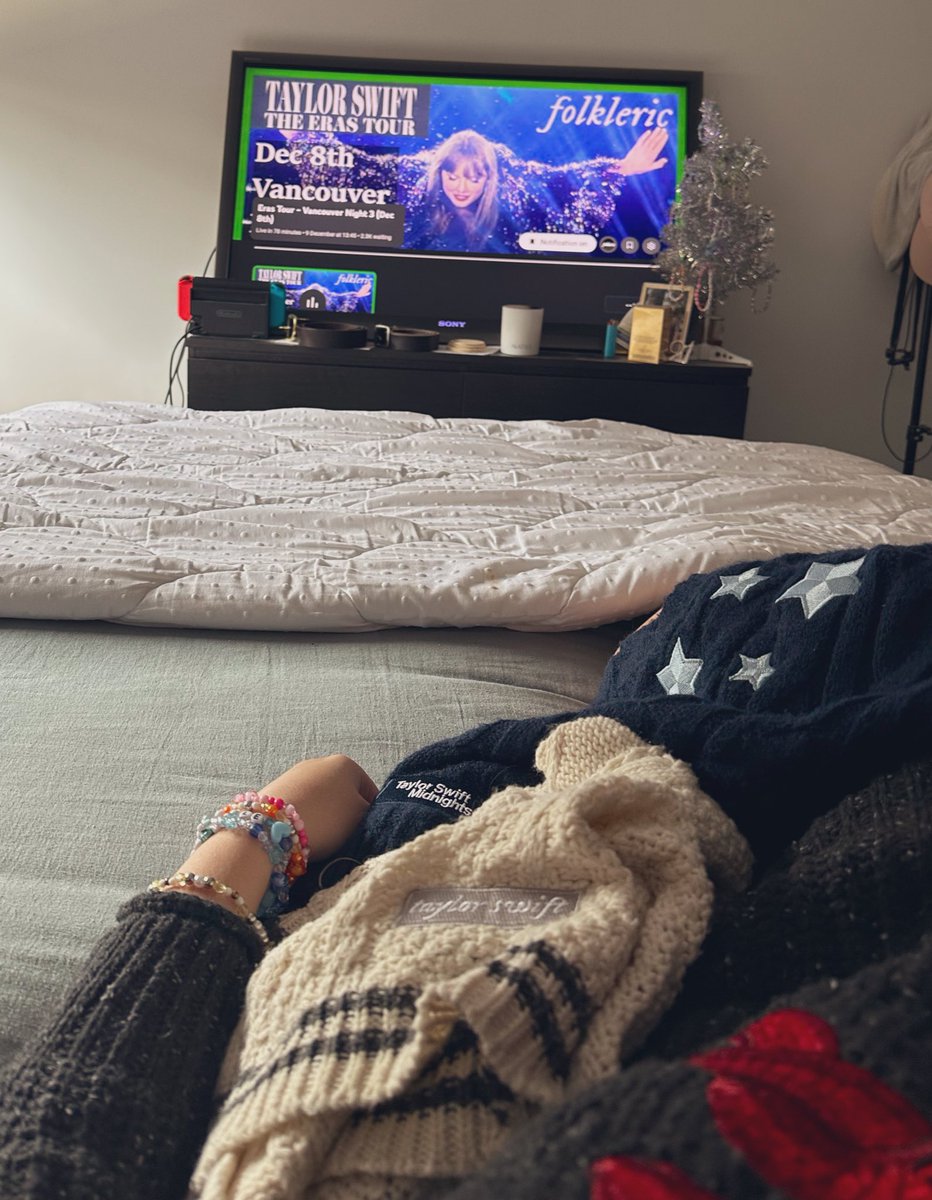 paris_backo's tweet photo. @taylornation13 @taylorswift13 
Ready for the final grainy livestream🫶🏼
Tissues✅
Cardigans✅
Bracelets✅
Snacks✅
#TSTheErasTour #Swifties #LongLive https://t.co/MeV4uKhmSH