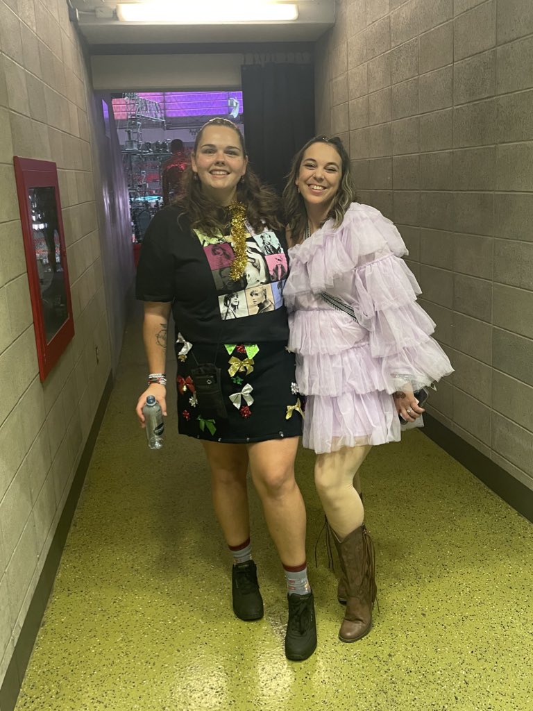 plindersun's tweet photo. We are here!!!!!! We are ready for it!!!!! santa &amp; elf spotted !!! New friends made !! It’s going to be the best night of our lives !!!! #VancouverTSTheErasTour #TSTheErasTour 😭🧡💙✨👸🏼🥂🎄@taylornation13 https://t.co/15mJ5qliIU