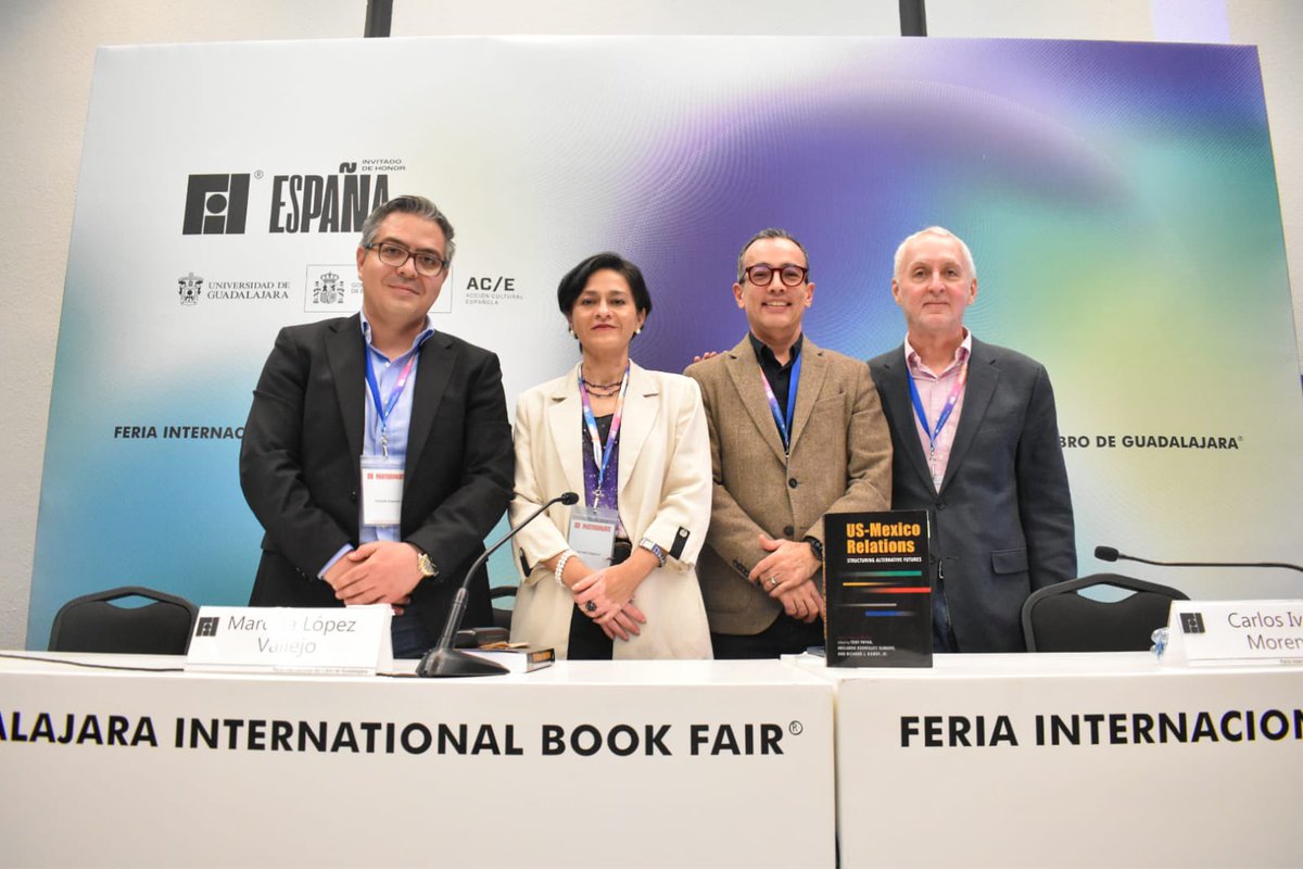 carlosivanmoren's tweet photo. Cerramos actividades en esta @FILGuadalajara con la presentación del libro “US-México Relations: Structuring alternative futures”, coordinado por @AbelardoRodriz y @PayanTony 

En el capítulo sobre educación y ciencia, con @El_Sigala abordamos la escasa colaboración académica binacional 🇲🇽 -🇺🇸 y planteamos propuestas para superarla.

Si no le apostamos a integrar una auténtica “zona norte del conocimiento y la cultura” no habrá desarrollo incluyente, ni seguridad y prosperidad compartida.