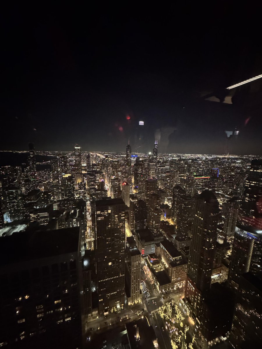 _Lisa0321's tweet photo. I went to the art gallery today ๐จ, and the works here truly inspired me ๐. I think I can create my own paintings ๐๏ธโจ based on my inspiration when I go home ๐ก#Chicago #paint #nightscape #WeekendKaVaar #WeekendVibes #Weekenders #weekend #weekendfrenzy #weekendrelaxation https://t.co/KzgocKL7zP