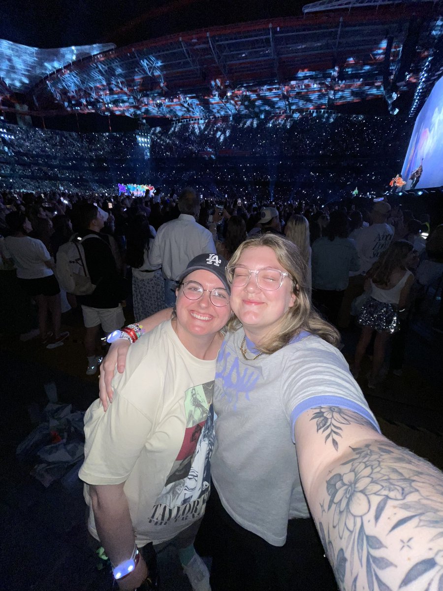 shakeitoffmaddy's tweet photo. A flashback of my time @ the #TSTheErasTour New Orleans, Portugal, LA, Cincinnati with some of my favorite people! (1 of) https://t.co/Lq3JcG4xJW