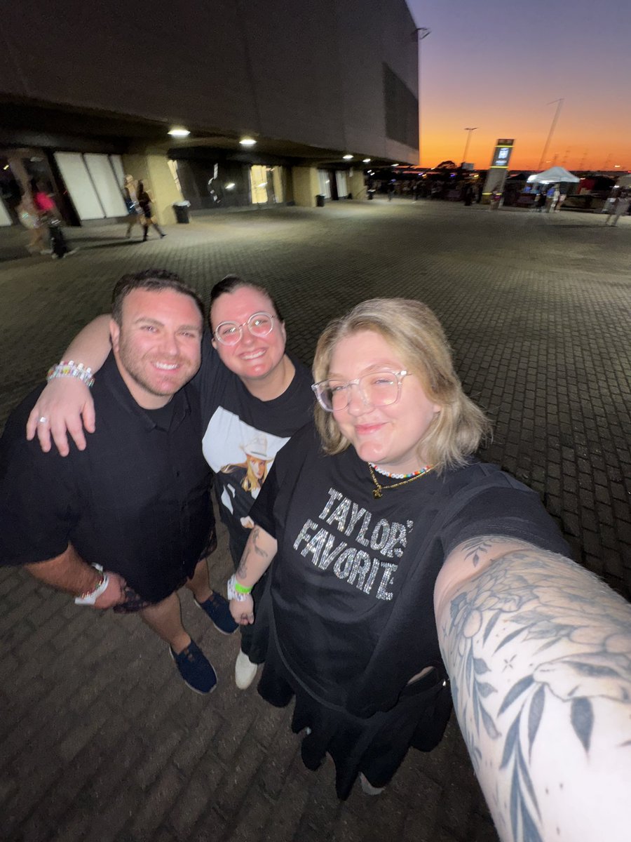 shakeitoffmaddy's tweet photo. A flashback of my time @ the #TSTheErasTour New Orleans, Portugal, LA, Cincinnati with some of my favorite people! (1 of) https://t.co/Lq3JcG4xJW