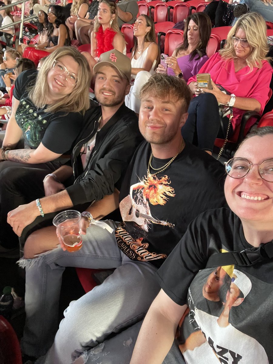 shakeitoffmaddy's tweet photo. ATL weekend! #TSTheErasTour https://t.co/lgn5BUPlTe