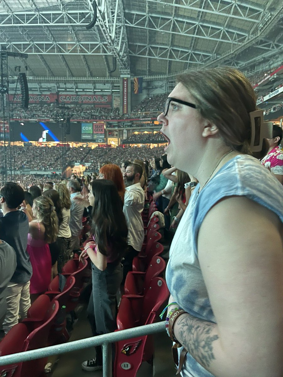 shakeitoffmaddy's tweet photo. Glendale - opening weekend of the #TSTheErasTour https://t.co/XlOxhq9NDI