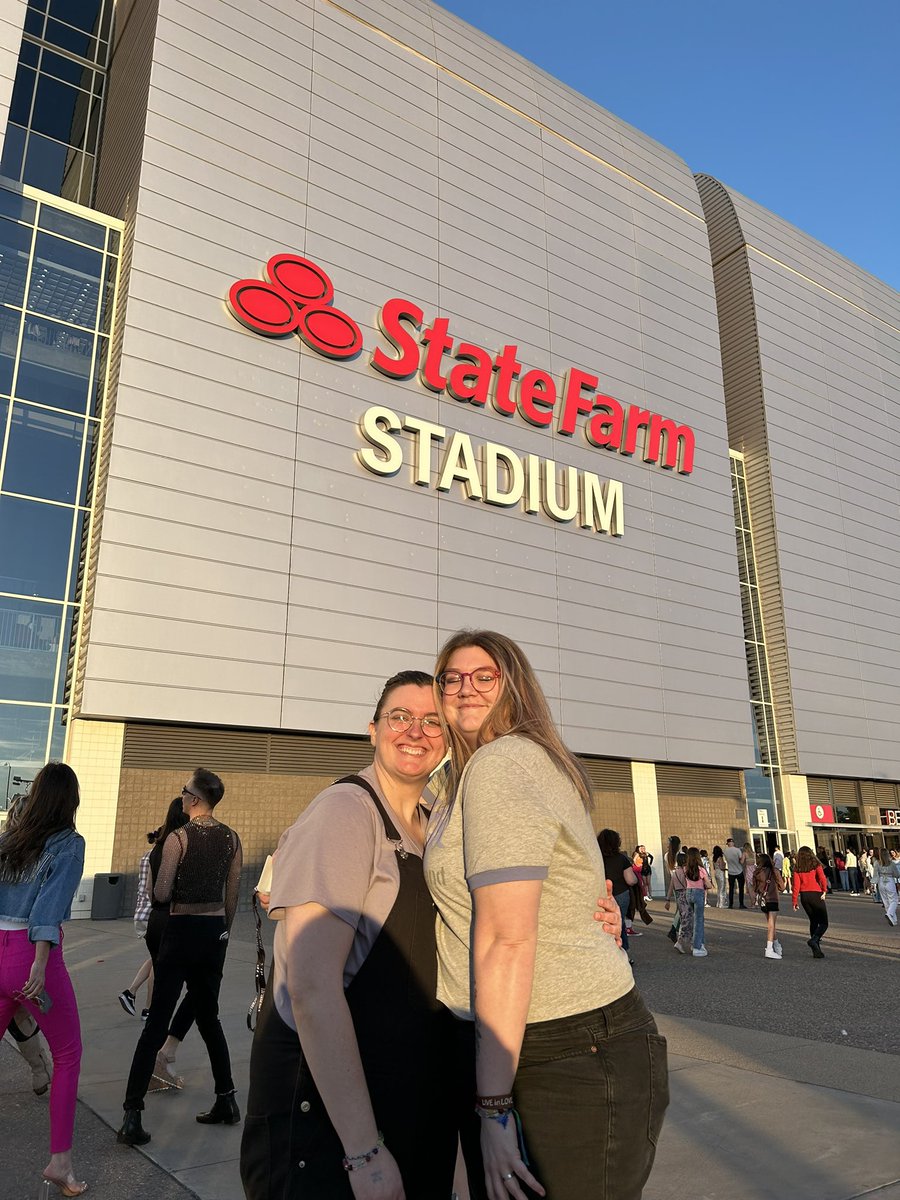 shakeitoffmaddy's tweet photo. Glendale - opening weekend of the #TSTheErasTour https://t.co/XlOxhq9NDI