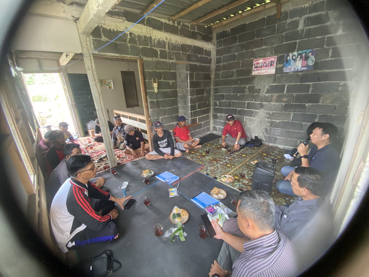 IstiAnggih's tweet photo. Sabtu (30/11/2024), Anggih Isti, Luhkan Kab.Wonosobo mendampingi pelatihan budidaya Bioflok di Pokdakan “Mina Tirta Wening”

#GiatLuhkanSatminkalTegal 
#luhlapor 
@PKBLU_bp3tegal https://t.co/0FdPabG6It