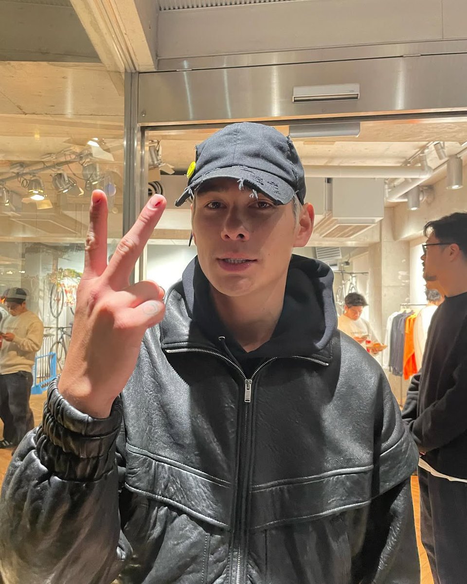 evanmockupdates's tweet image. evan mock in japan recently.