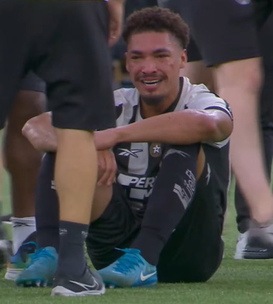 CriisSoouza71's tweet photo. SUJEITO HOMEM!

O cara tava lá no Lyon de boa e nem precisava voltar 

BATEU NO PEITO E VOLTOU. 

VOLTOU PRA VINGAR 2023. 

Quis o destino que ele jogasse os jogos mais importante da história do clube. 

ÍDOLO! https://t.co/iyaAMFFTMT