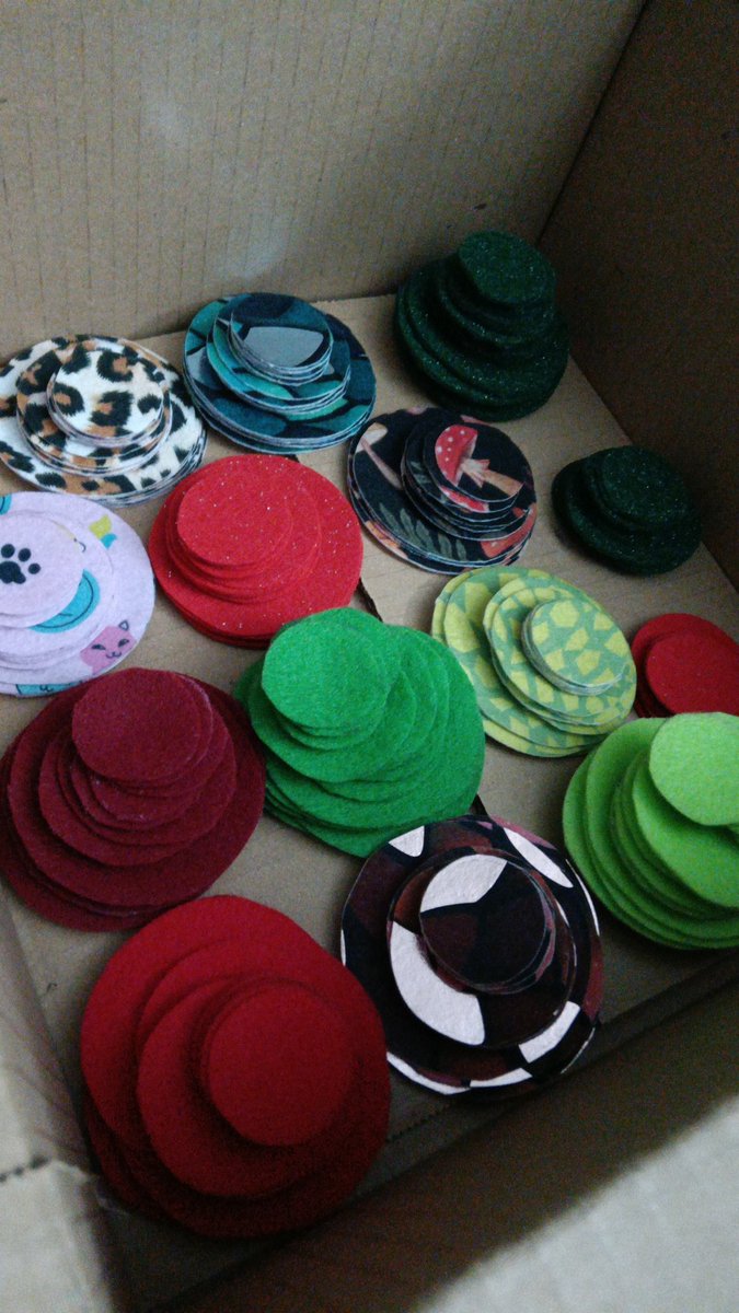 msnoxy's tweet photo. This box contains 200 felt circles. It took five hours or so to cut. 🙃 https://t.co/oMEoXFlXEM