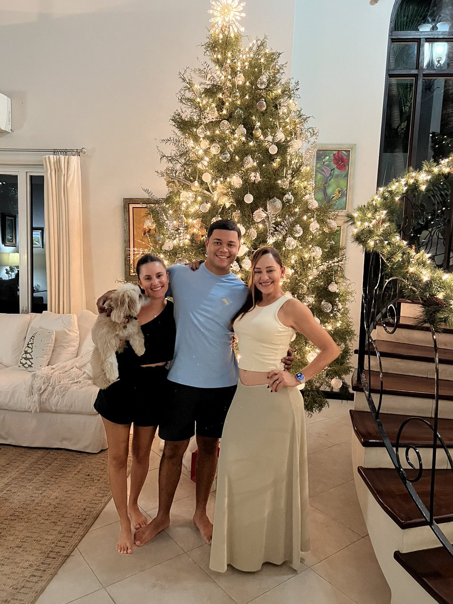 annmarievazja's tweet photo. 🖤💚Family 💛🇯🇲🙏🏻🎄
My reason... #Family
Time with my #family is everything to me! #myreason
Been a challenging year but here we are!
My fav time of the year #Xmas2024 #itsthemostwonderfultimeoftheyear
#BlessednThankful
#gladis #Nama #Xmas24 https://t.co/7GfaR7nniE