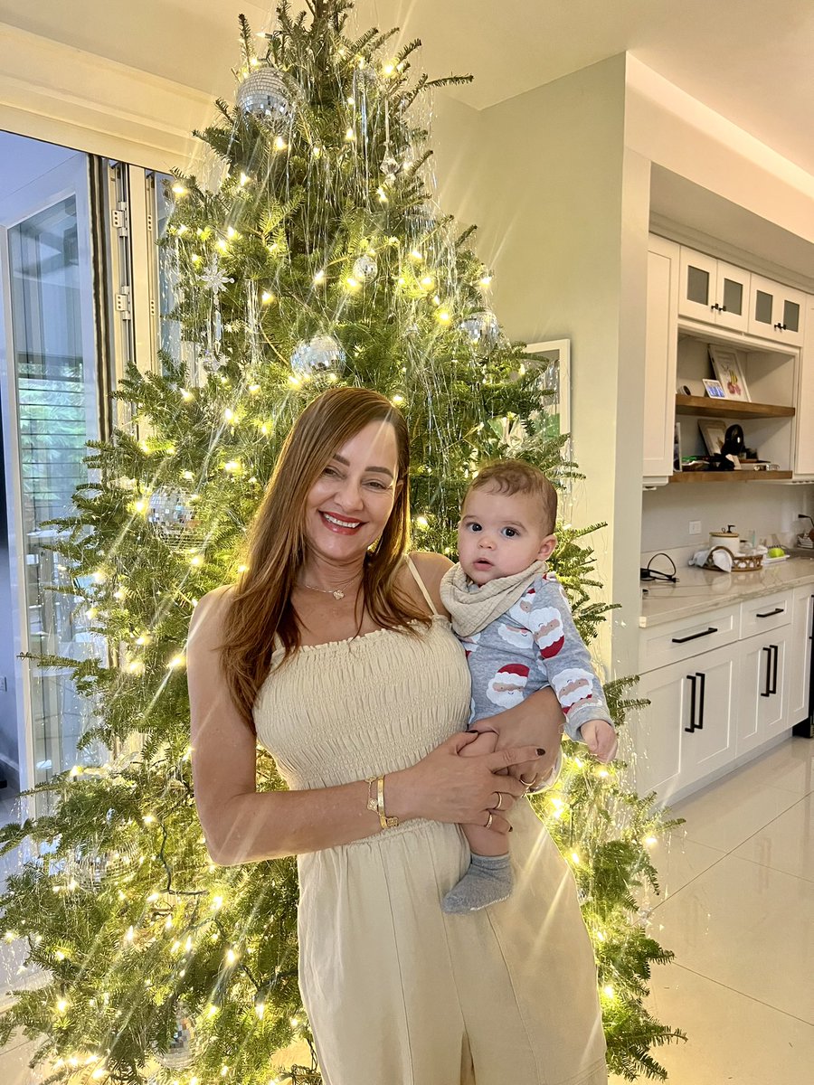 annmarievazja's tweet photo. 🖤💚Family 💛🇯🇲🙏🏻🎄
My reason... #Family
Time with my #family is everything to me! #myreason
Been a challenging year but here we are!
My fav time of the year #Xmas2024 #itsthemostwonderfultimeoftheyear
#BlessednThankful
#gladis #Nama #Xmas24 https://t.co/7GfaR7nniE