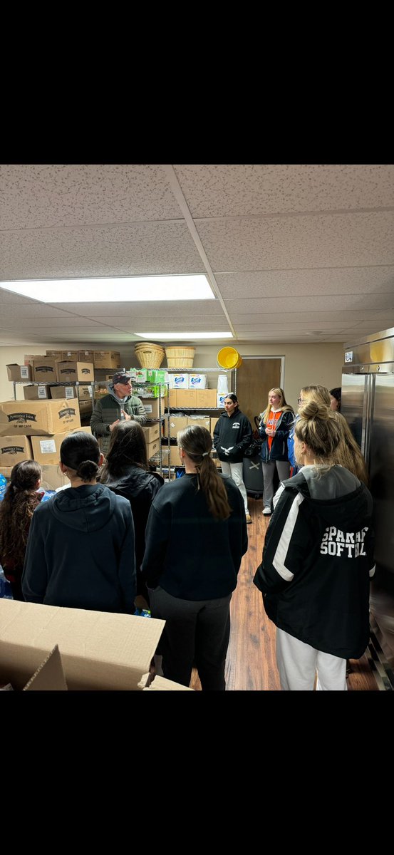 Lvunityrivera's tweet photo. Proud of these girls for knowing how important it is to give back to their community. Last week they served dinner at the Bethlehem Emergency Shelter - today, they prepared 80 bagged lunches for our neighbors in need.  #unitystrong #LehighValleyUNITY https://t.co/lrYdYsxXgG