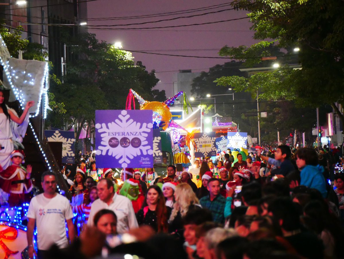 🎄 Cientos de familias disfrutaron un maravilloso y vistoso desfile navideño a lo largo de la avenida Obregón, en pleno corazón de Culiacán que esta tarde noche se llenó de magia y color | #Adiscusión