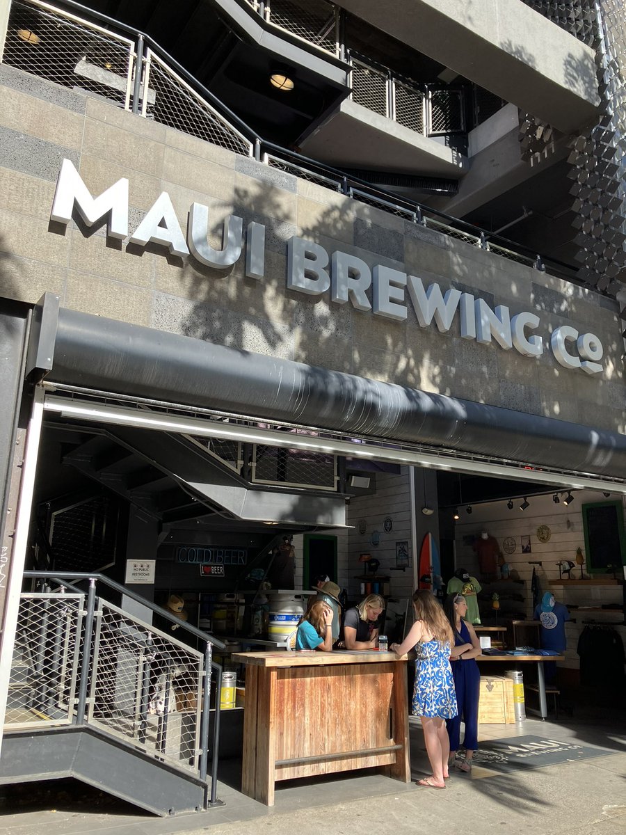 teppei_otsuki's tweet photo. 打ち上げ開始🍺
#Honolulumarathon #ホノルルマラソン #Hawaii #Mauibrewing #craftbeer https://t.co/nEbkKbkWzn