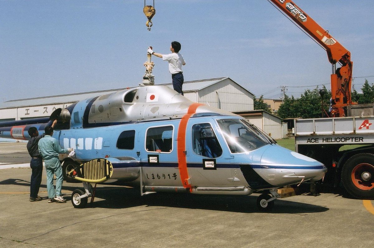 大きな古いブリキのヘリコプター 沖縄県警 #BELL222 #エアウルフ #ヘリコプター歴史保存協会 日本に輸入