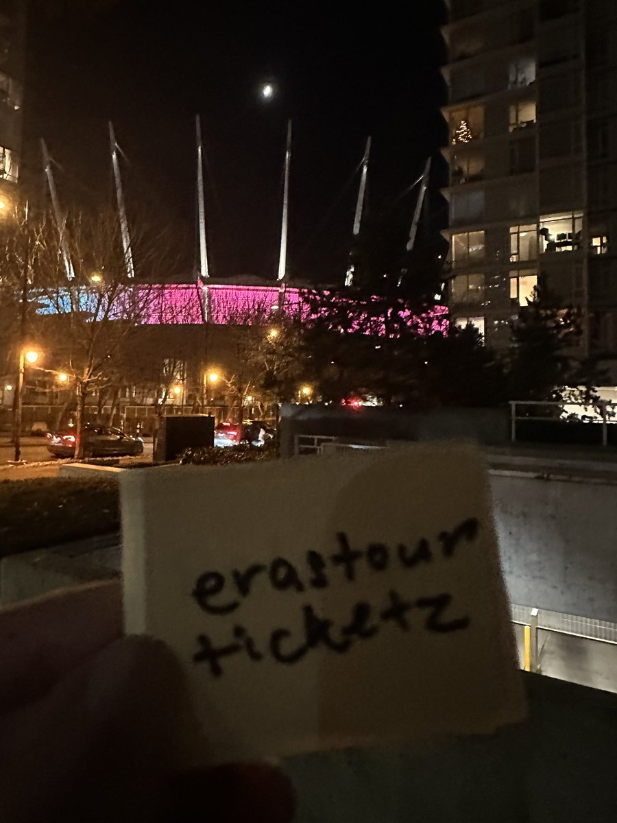 thievingbirds_'s tweet photo. @erastourticketz I’m outside! https://t.co/SSCqTMAE62