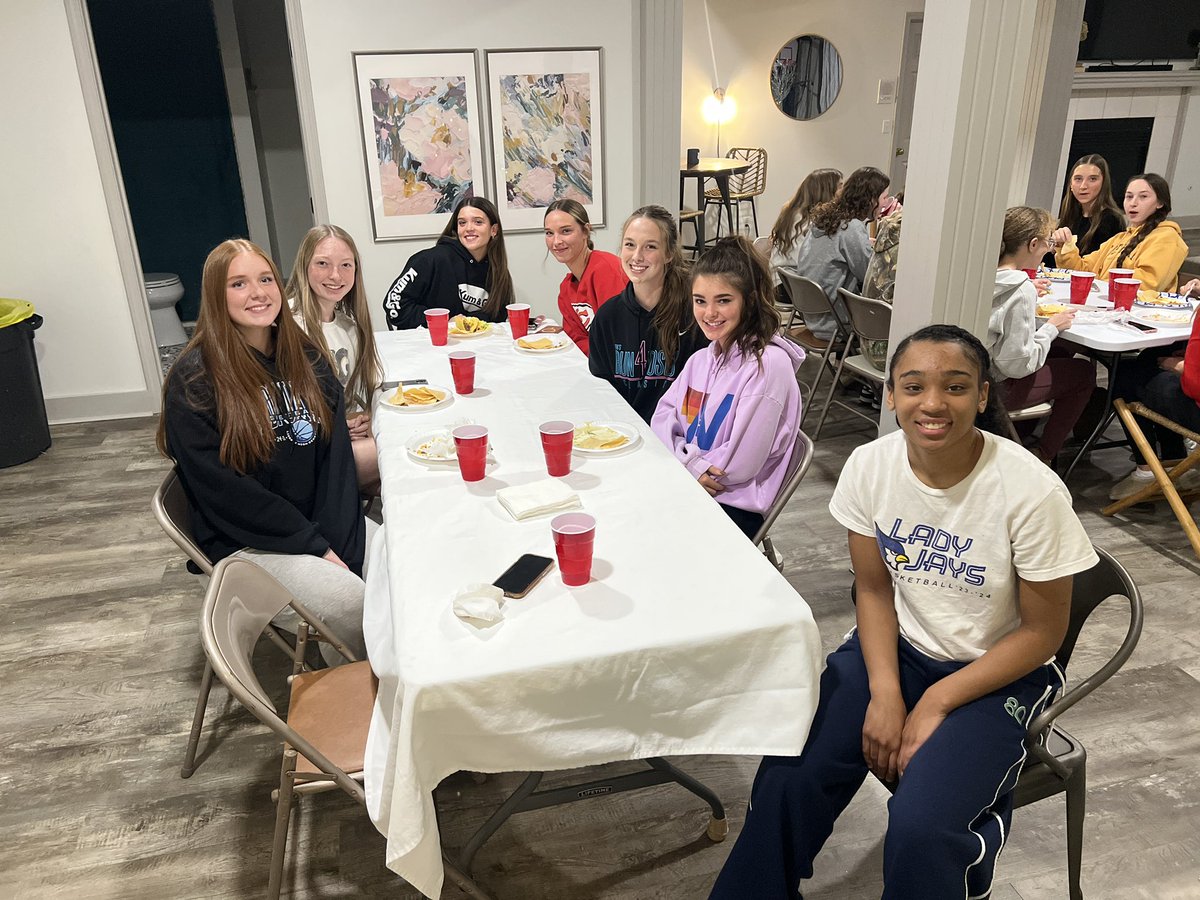 AaronNeeser's tweet photo. Great night together before a big week of basketball!  Thanks for the meal!!! 🏀🏀🏀 https://t.co/mXRx8yIPkD