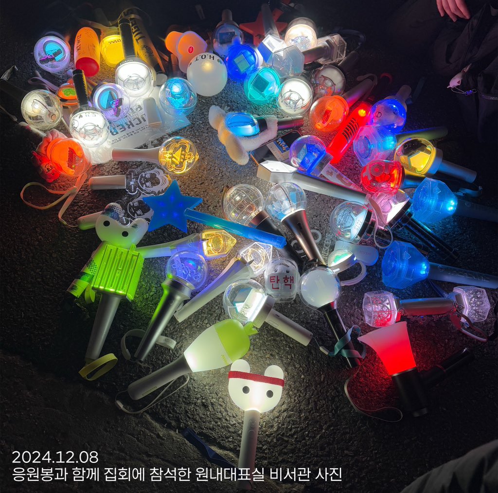 ALchandae's tweet photo. <제47차 최고위원회의 박찬대 원내대표>

■ 헌법에 따른 ‘질서있는 퇴진’은 탄핵밖에 없습니다.
탄핵을 반대한 한동훈 국민의힘 대표와 계엄 건의를 막지 않은 한덕수 국무총리는 무슨 권한과 자격으로 대통령 직무 배제를 말하는 겁니까? 어디에도 근거가 없는 명백한 위헌입니다.

한동훈 대표는 탄핵하면 불확실성이 있다고 주장하는데, 헌법을 정면으로 부정하는 반헌법적 궤변입니다.  자신이 헌법 위에 있다고 여기는 태도가 내란 수괴 윤석열과 완벽한 붕어빵입니다. 실시간 말 바꾸기와 궤변으로 포장해도 위헌 위법한 제2의 내란, 제2의 친위쿠데타라는 본질은 변하지 않습니다. 당장 멈추십시오. 

민주당은 헌정질서 전복을 노리는 그 어떤 행위도 묵과하지 않겠습니다. 

■ 내란 수괴 탄핵을 방해한 국민의힘은 내란의 공범입니다.
윤석열 탄핵은 헌정질서를 파괴하고 민주주의를 유린한 폭거에 책임을 묻는 국회의 헌법상 권한 행사였지만, 국민의힘은 이를 방해했습니다. 국민의힘 의원들이 탄핵 소추 의결 직전 국회 본회의장을 떠나는 모습을 온 국민이, 전세계가 지켜봤습니다. 내란 사태를 하루빨리 종결하고, 민주주의의 승리와 신속한 국정수습을 원했던 국민에게 참을 수 없는 모욕감을 주었습니다.

특히, 추경호 원내대표는 비상계엄 해제를 위한 절차를 방해한 것도 모자라, 탄핵 소추 의결 방해를 적극 주도했습니다. 내란에 적극 가담한 주동자로 판단되는 만큼 상응하는 조치를 취하겠습니다.

헌정질서 파괴 주범을 옹호하고, 탄핵 표결을 방해한 국민의힘 의원들은 국민을 대표할 국회의원 자격이 없습니다. 국민께 석고대죄하고 당장 사퇴하십시오.

■ 민주당은 신속한 사태 해결을 위해 최선을 다하겠습니다.
12.3 윤석열 내란 사태로 촉발하고 탄핵 불발로 증폭된 불확실성이 국내 경제에 심각한 악영향을 미치고 있습니다.

국가적 혼란과 국민 피해를 최소화하기 위해서는 불확실성을 신속하게 제거해야 합니다. 민주당은 최대한 빠르게 내년도 예산안을 통과시켜, 행정부가 미리 국정운영에 대비할 수 있도록 하겠습니다.

내란 사태의 신속한 종결을 위해, 내란 수괴 윤석열 2차 탄핵, 내란 수사 특검과 관련자 탄핵을 발 빠르게 추진하겠습니다.

■ 성숙한 민주역량을 보여주신 국민 여러분께 깊이 감사드립니다.
비록 국회에서의 1차 탄핵시도는 불발됐지만, 지난 주말 우리 국민께서는 전세계에 빛나는 민주역량을 과시했습니다. 백만이 넘는 국민이 한 목소리로 민주주의와 헌정질서 수호를 외쳤습니다. 평화로우면서도 단호하고 절실한 마음으로 함께 해주신 모든 분들에게 존경과 감사의 마음을 전합니다.

어제도 국회 앞은 탄핵을 촉구하는 촛불과 응원봉으로 가득했습니다. 10대부터 20대와 30대를 비롯해 거리에 나와주신 시민들을 보면서 대한민국 민주주의의 미래가 밝다는 확신을 더 굳히게 됩니다. 여러분을 믿고 국회가 해야 할 일을 따박따박, 그리고 빠르게 해내겠습니다. 하루라도 일찍 평온한 일상을 돌려드리기 위해 최선을 다하겠습니다.