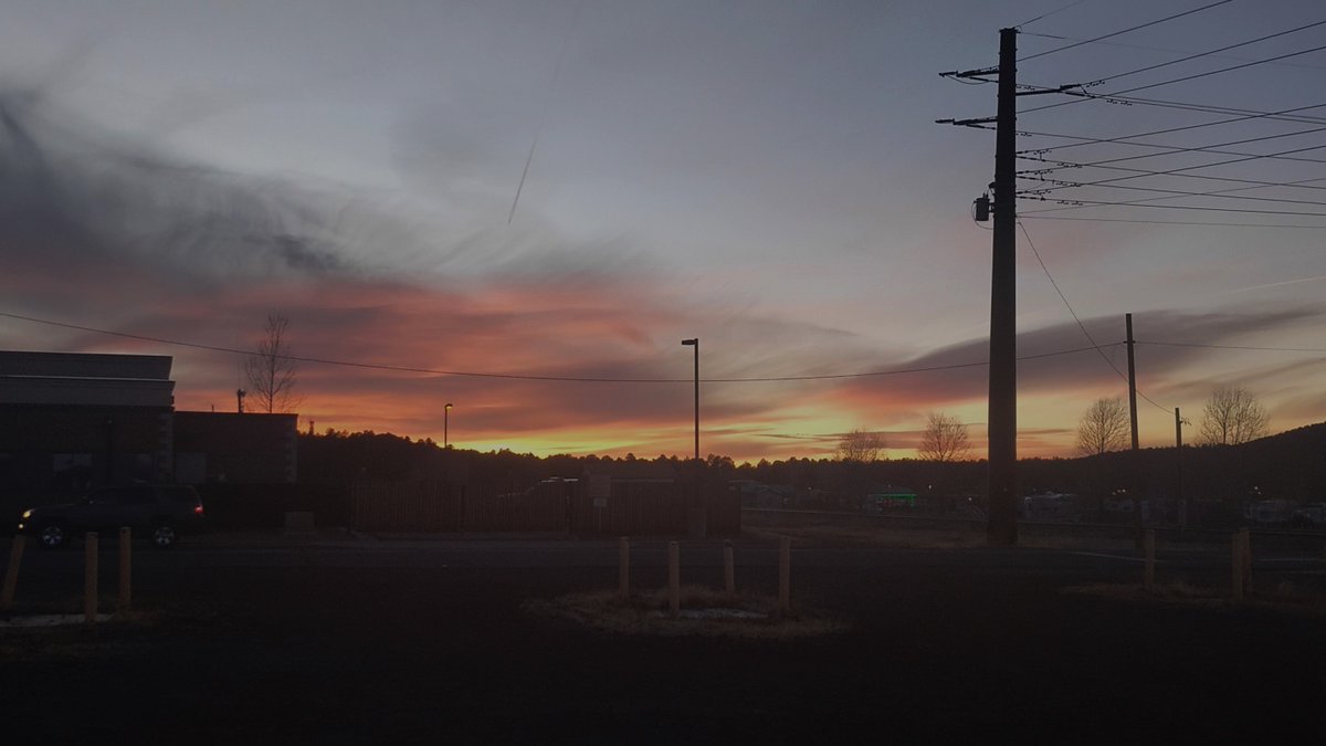 naz_gazette's tweet photo. A nice sunset tonight in #WilliamsAZ. It looked like it would be better, but some of the clouds cleared off. Temps dropped rapidly, now 39. #azwx @NWSFlagstaff https://t.co/vqXgcwjPhT