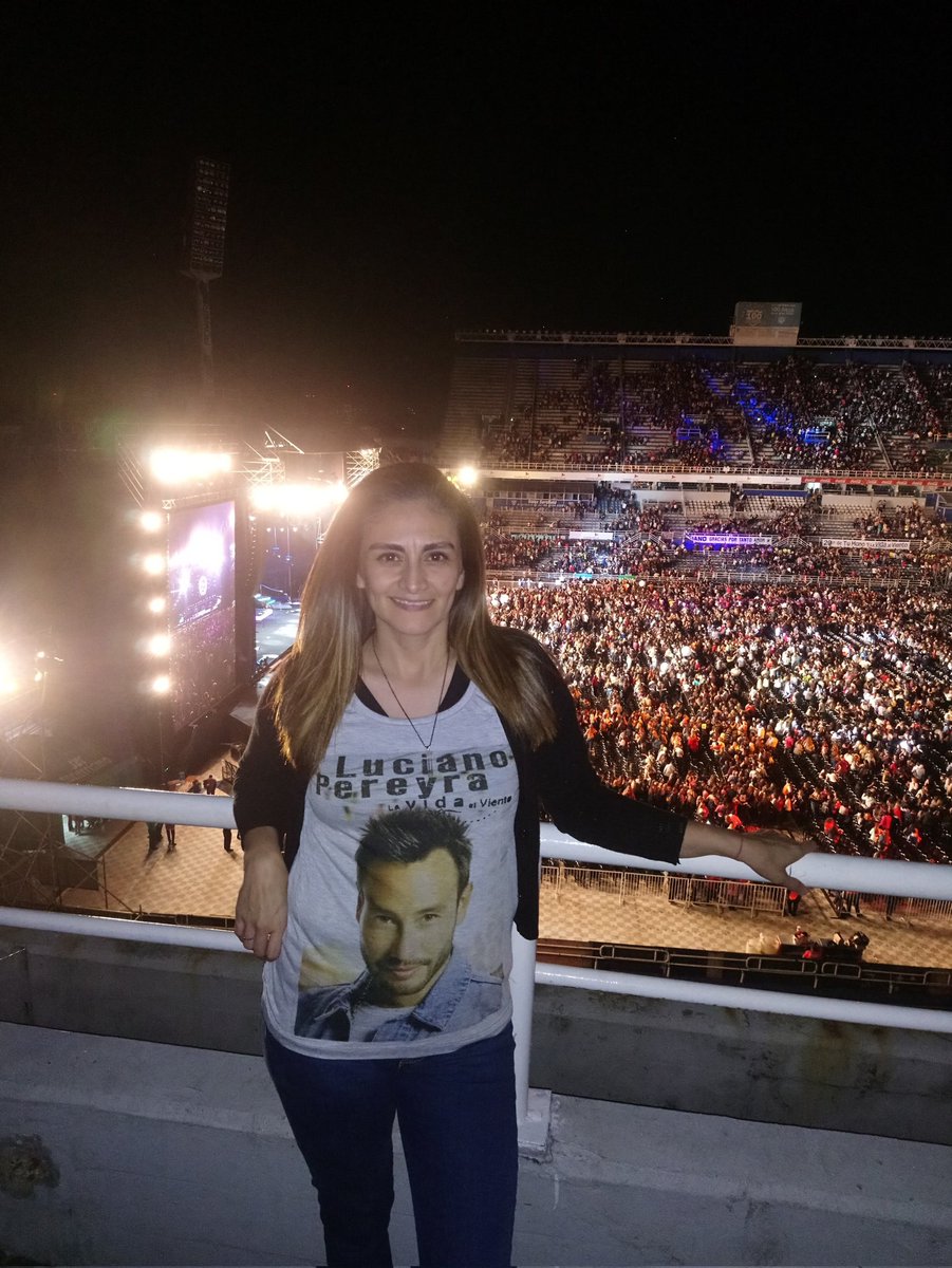 smp910's tweet photo. Hace 6 años se festejaba en #velez los #20años de @LucianoPereyra y la música !!! Fue una fiesta inolvidable!!!! https://t.co/qwgrODbYbI