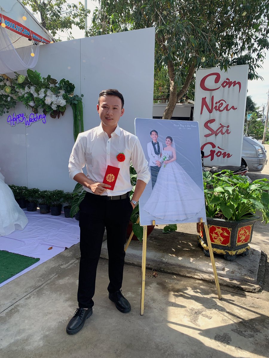 Tri290198's tweet photo. Tôi dành cả tuổi trẻ để đi dự lễ kết hôn của các bạn 😂😂 https://t.co/8JSWkmccMr