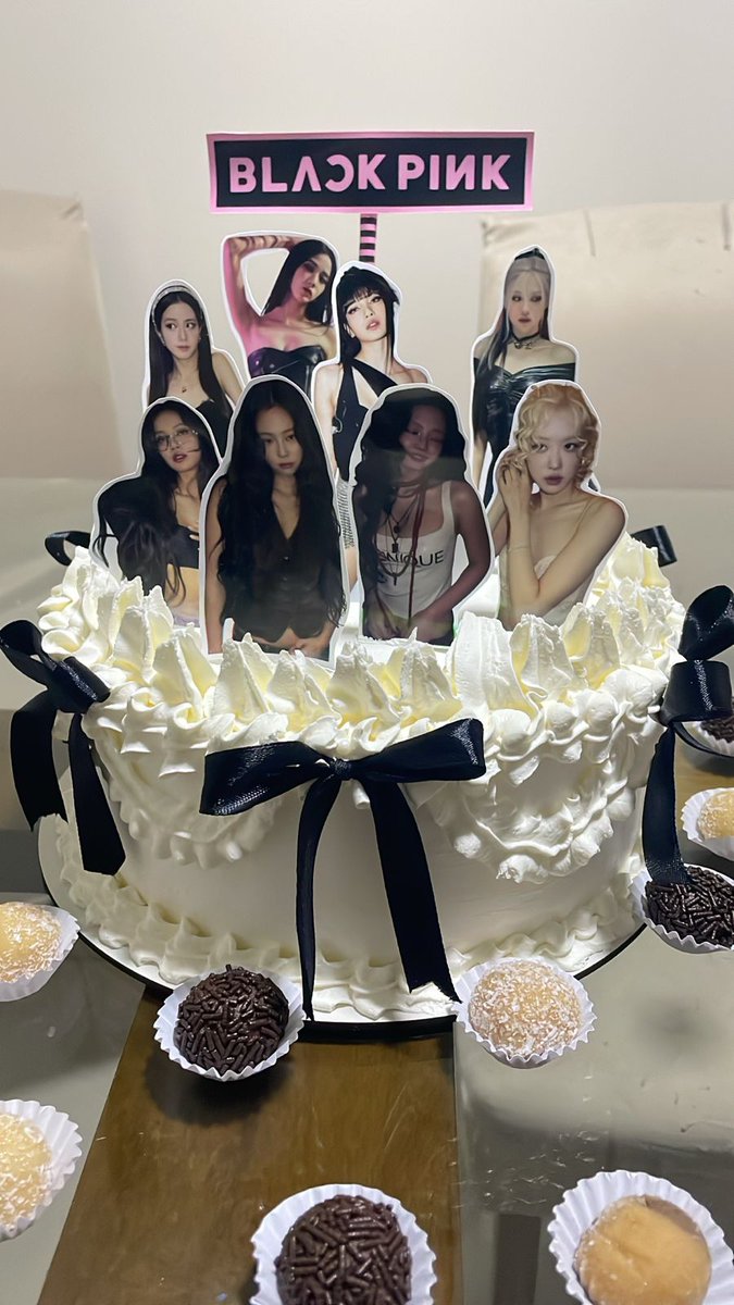 sooyaabp_'s tweet photo. simplesmente meu bolo de aniversário https://t.co/hlJJ64lKNj
