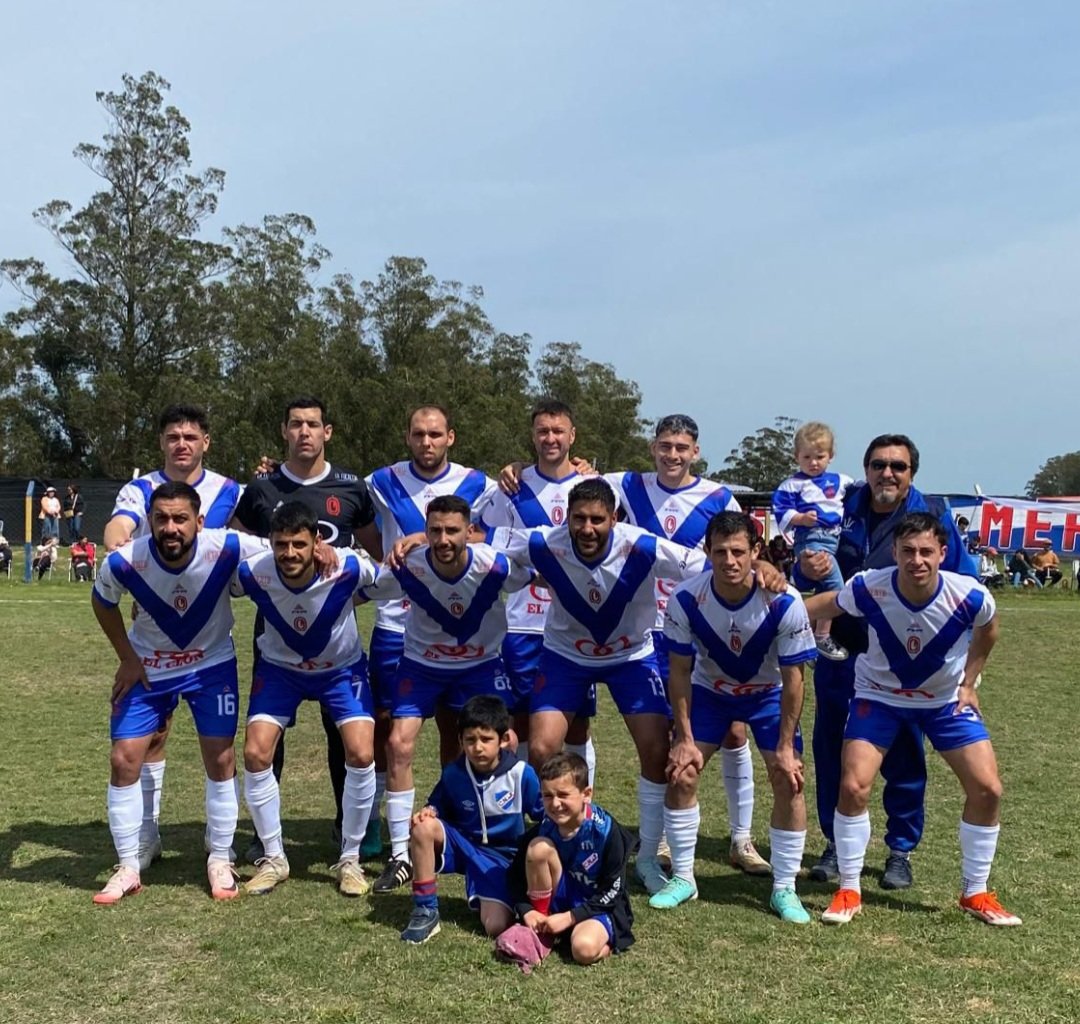 TercerRadio's tweet photo. @AtleticoFlorida y @club_quilmes definirán el Clausura el miércoles 20y30hs en el Campeones Olímpicos,  luego de haber vencido en las semifinales a @espana_club y @club_avenida respectivamente 
@fmflorida89_3 @tvflorida https://t.co/qUxygnuvqw