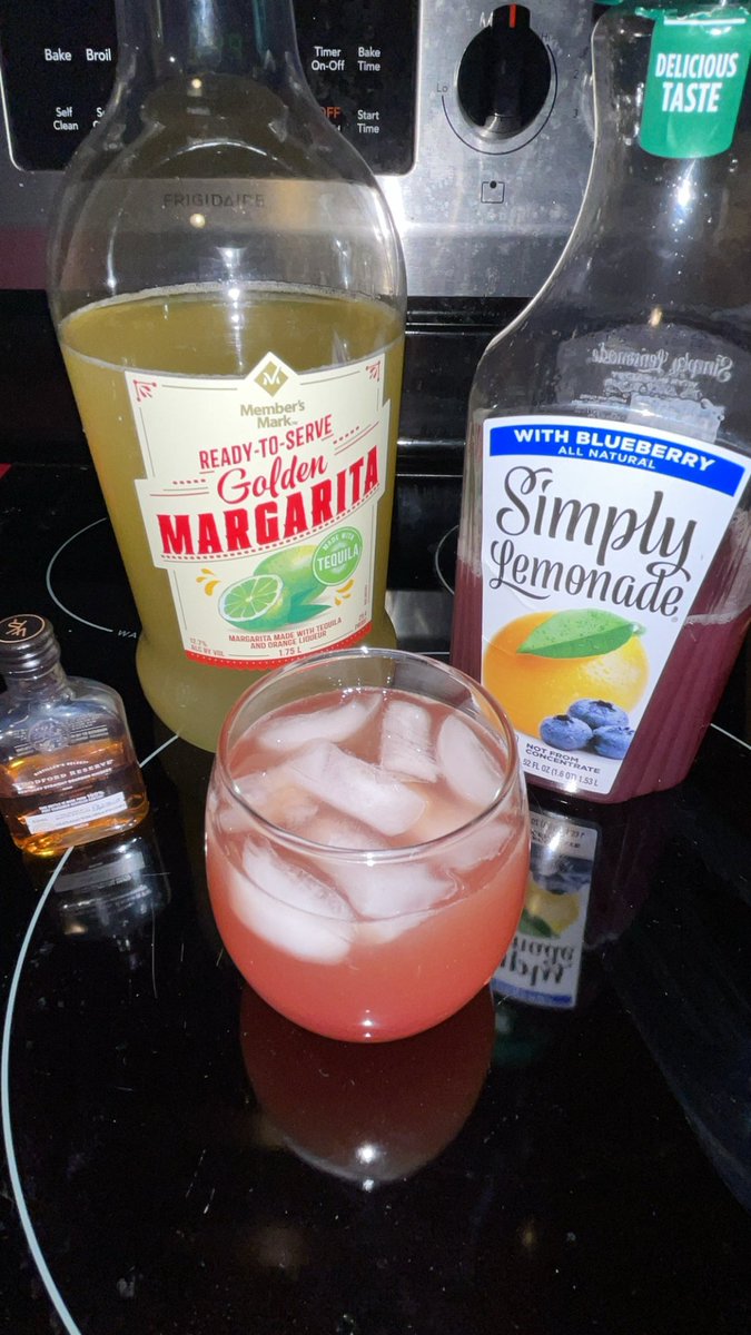 KicksNfitteds26's tweet photo. Time to Wind down for the night. My little concoction #BlueberryBourbonMargarita #WoodfordReserve #SimplyLemonade #Margarita https://t.co/tphBkUXN7F