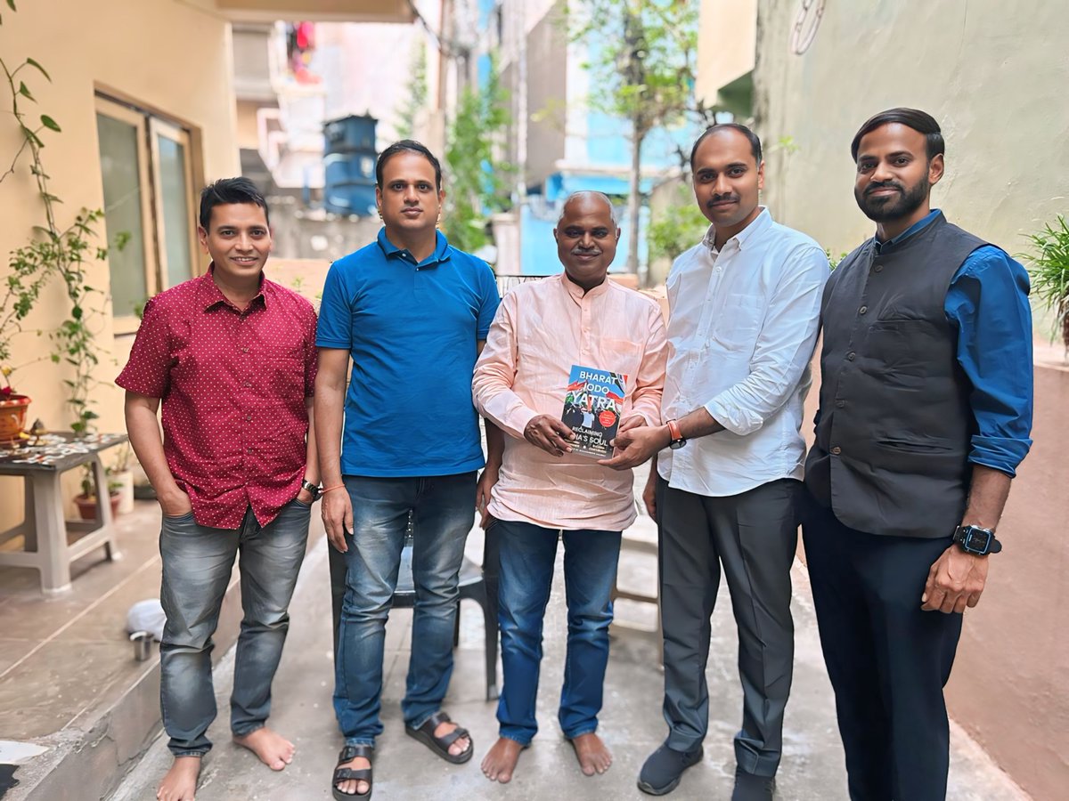 SrikanthKanuri7's tweet photo. AIPC team from AP &amp; Telangana formally presented the Bharat Jodo Yatra book to the esteemed senior journalist, Dr. Bandaru Prasada Murthi,@ Hyderabad.
@VSR_INC  @Avinashtoons #bharatjodoyatra @ProfCong @RahulGandhi @INCIndia @INC_Andhra @INCTelangana 
#drprasadamurthi #pramutalks https://t.co/uVHG7gWcOc