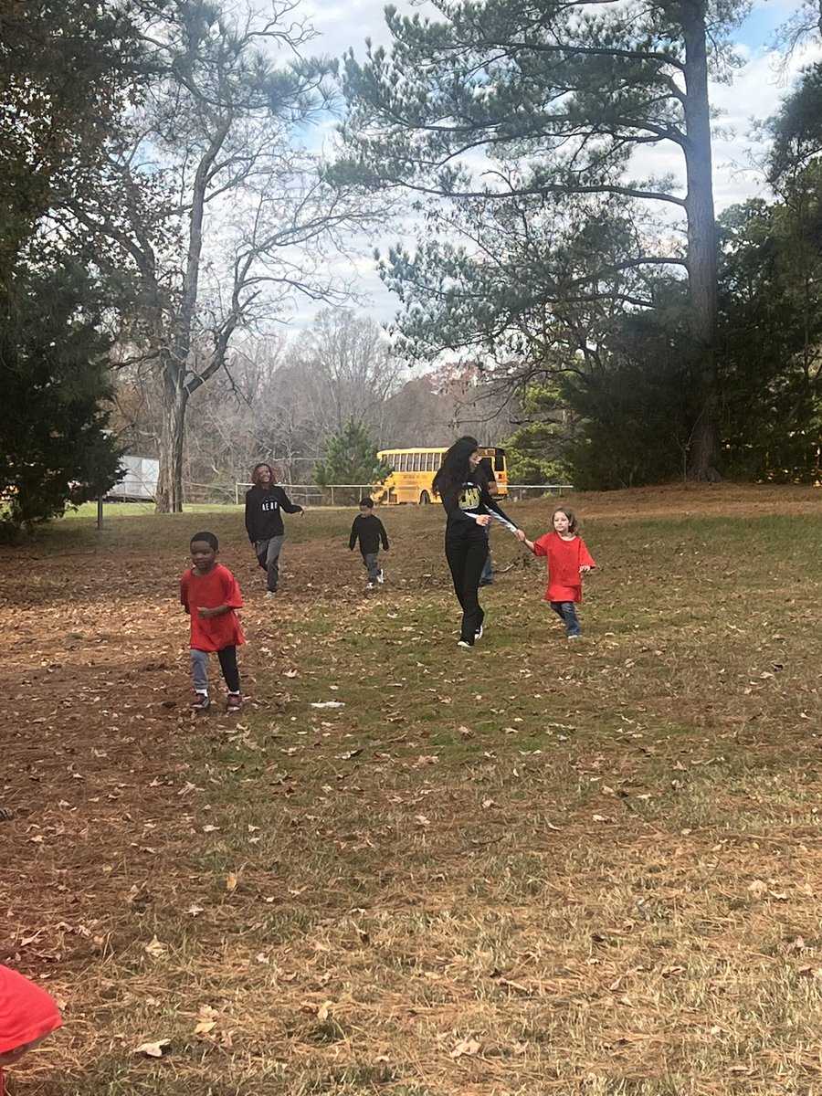 Late post, but I’m so proud of these student-athletes for giving their time to volunteer at the Eastlawn Elementary Turkey Trot!