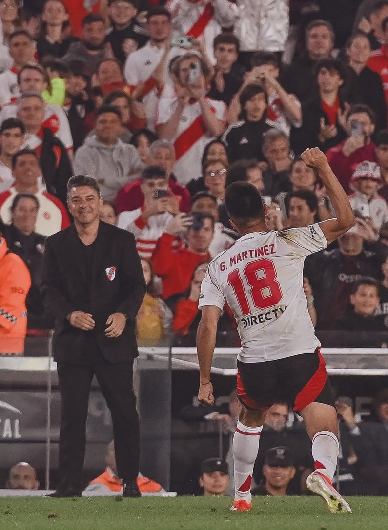 Que foto. Cómo lo mira el Muñeco al Pity. Ese amor del loco al DT. Dos tipos que se entienden y saben lo que se exige en River.

A barajar y dar de nuevo. Rearmar el 2025 con la mentalidad de estos dos.