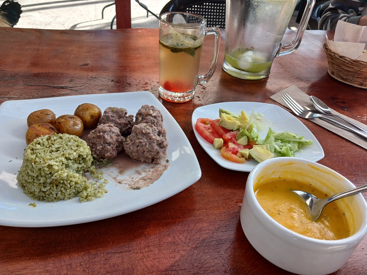DanielGarcia_Cu's tweet photo. Domingo de pajarear en Usme y Sumapaz, para luego comer super vacano.
#elpaísdelasaves #avifaunacolombiana #comidalocal #páramo #pajareros #Fotógrafos https://t.co/NMWIww9N2c