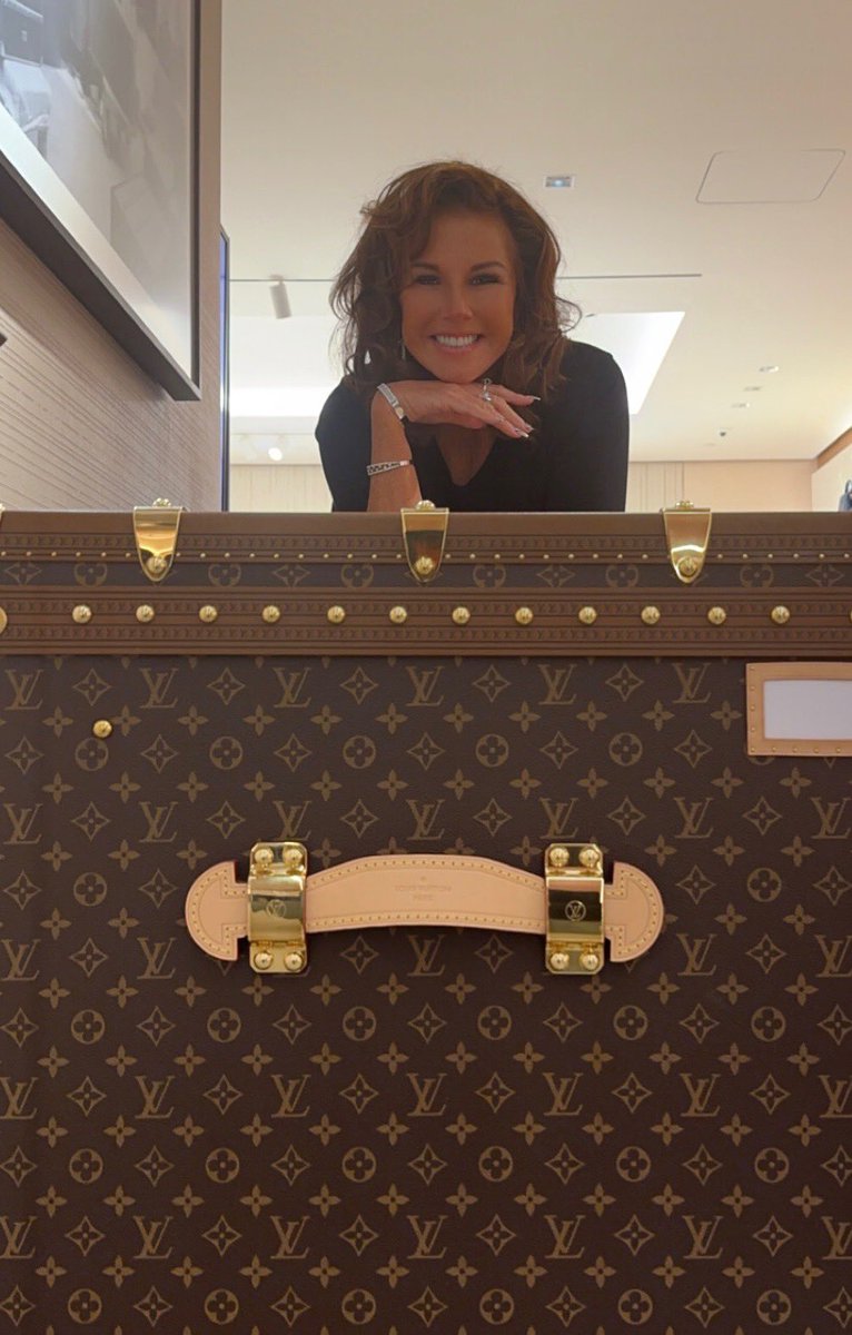 Abby_Lee_Miller's tweet photo. Fabulous time during Thanksgiving weekend at @LouisVuitton in NYC ✨l

#aldc #abbylee #abbyleedancecompany #dancemoms #nyc #leaveitonthedancefloor #madhouse #newyorkcity #aldcla #aldcpgh #louisvuitton #louisvuittonnyc #louisvuittonpopup https://t.co/7L6qgXWmvx