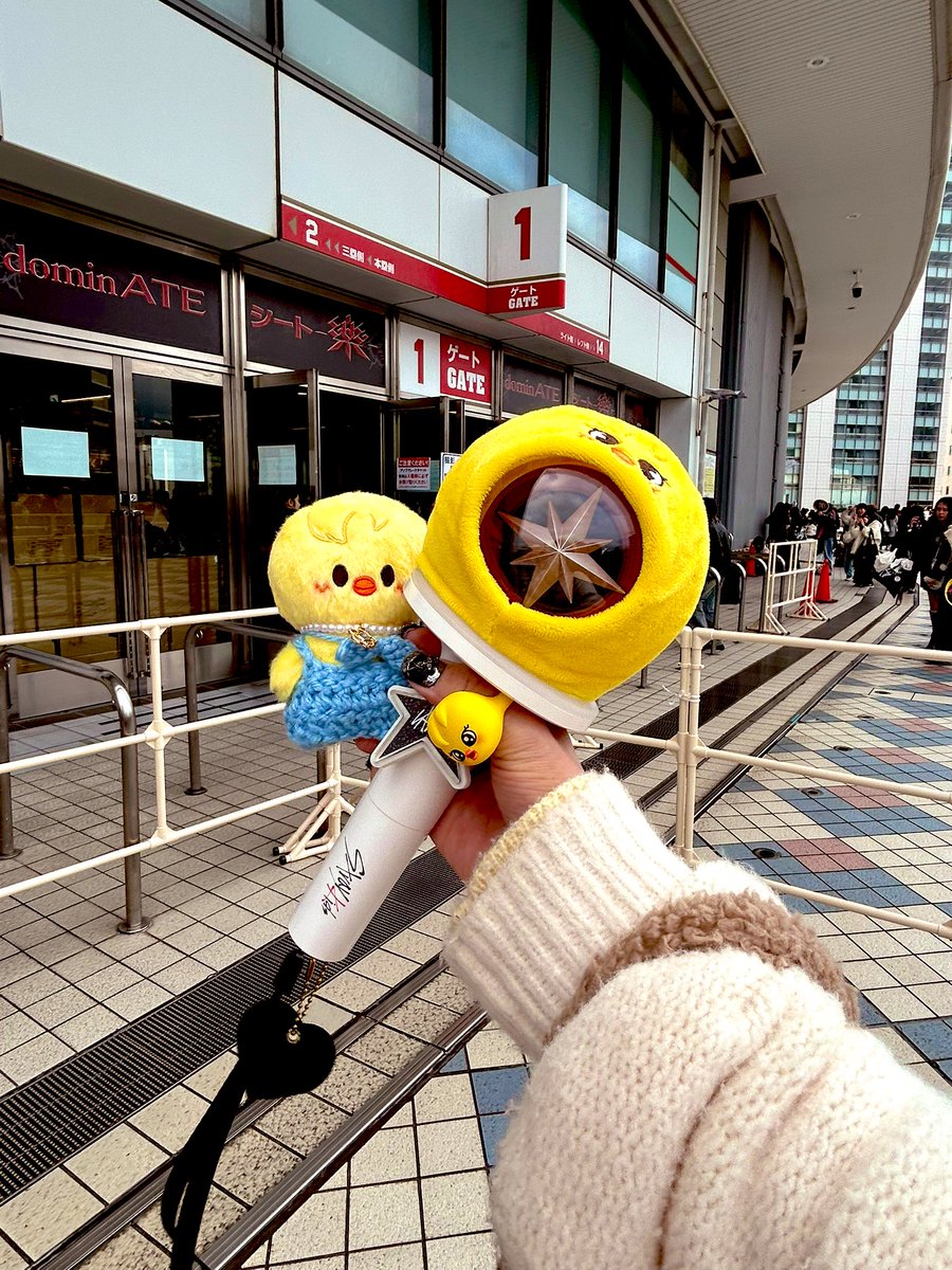0039chaso's tweet photo. straykids dominATE 大阪 day3
参戦してきました🐥⸒⸒
妹者たちの打ち上げも参加🦊
付き合ってもらった従姉妹と騒いできました✨️
あー夢だったかな？推しが肉眼で見えるなんて🥲
みんなソンムル凄いなと思ったので
あたしも次の機会は頑張ります💪🔥
お会い出来た方ありがとうございます💓 https://t.co/VCel8YJUtp