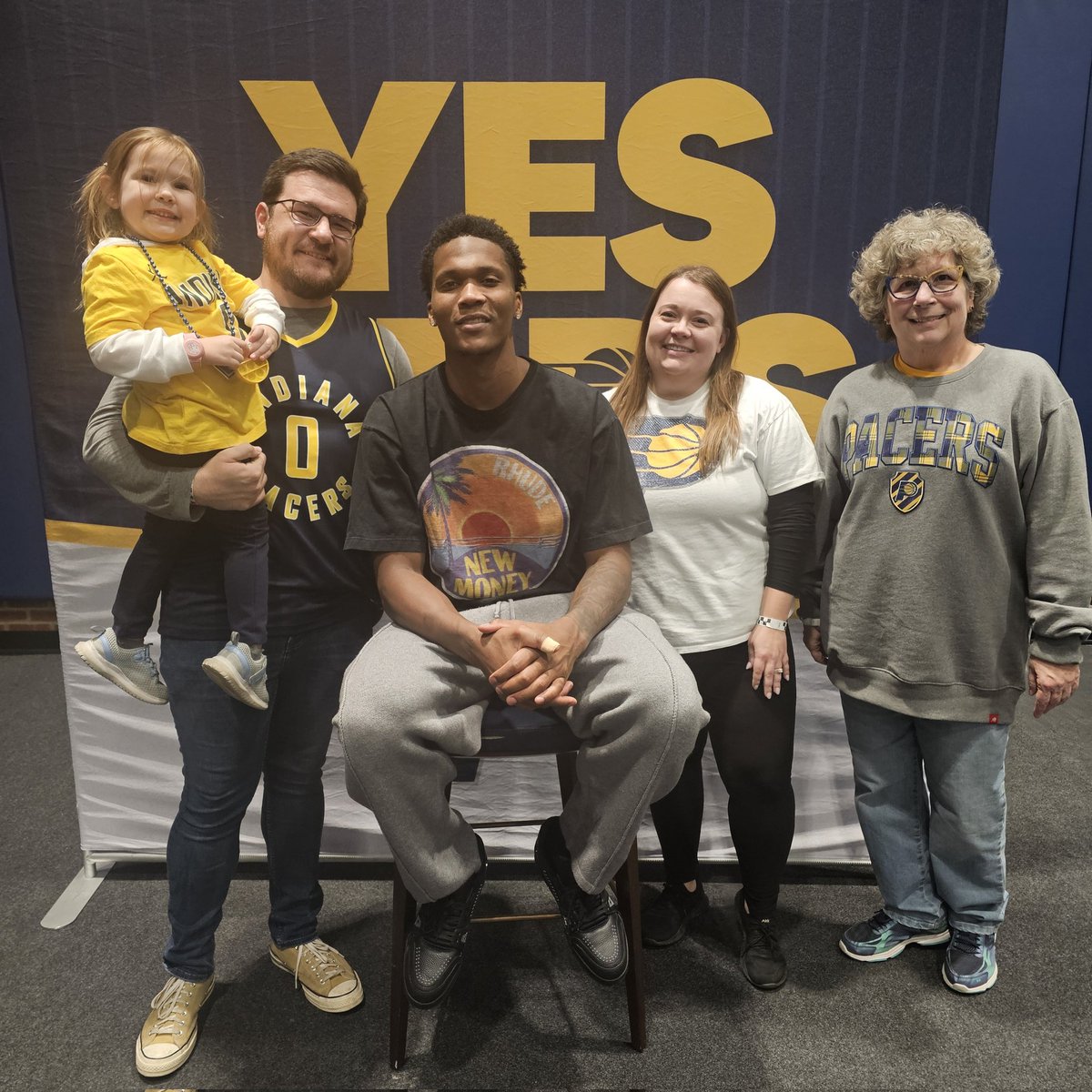 MrCh1valry's tweet photo. Got to meet one of my favorite NBA players tonight! 😱

Bennedict Mathurin is easily one of the most exciting things about the Pacers the last 2 years during this rebuild! 😁

Told him how exciting it is to have him here on the team, he seemed to truly appreciate it 🙂
#YesCers https://t.co/XYUc3GRz3L