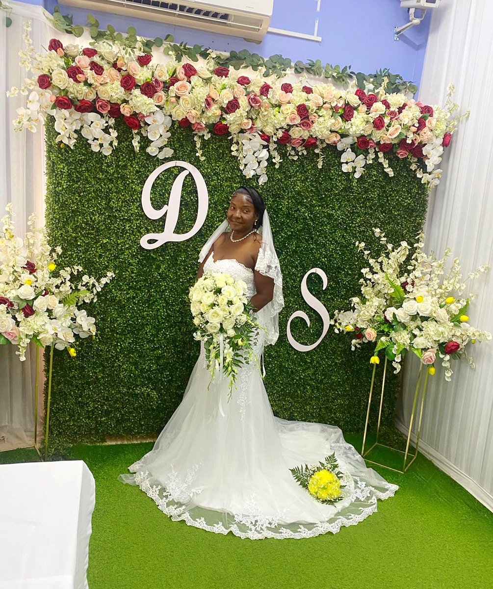 Beautifulbja's tweet photo. This radiant bride was a vision of grace, holding a lush cascade bouquet of white roses and greenery. Notice the charming touch of the small bridesmaid bouquet resting delicately on the train of her dress
#JamaicaEventPlanners #BridalElegance #ForeverStartsHere  #EventPerfection https://t.co/G3g7UxCVGl