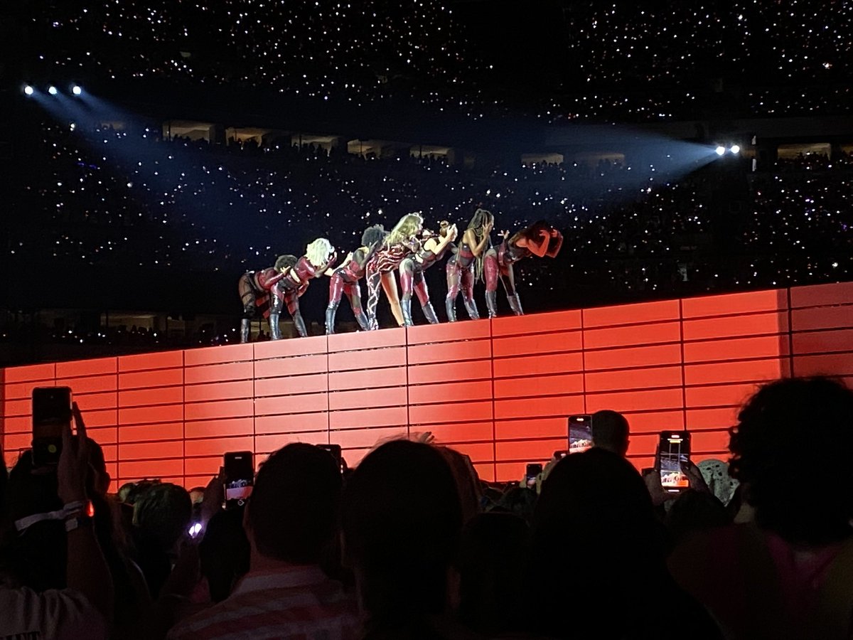 JennStoryBook's tweet photo. #ThankYouTaylor One of the most incredible shows of my life. Philly N2 
Hold on to the memories! @taylornation13 https://t.co/VbluECAHId
