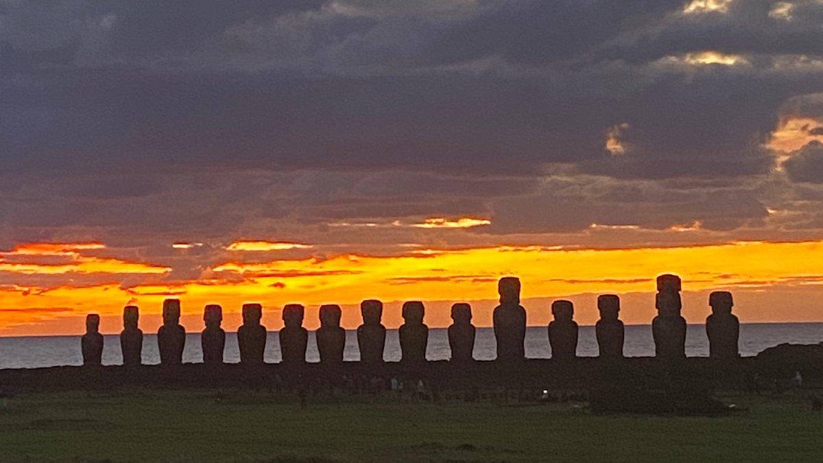 Hoy se conmemoran 29 años desde que el Parque Nacional Rapa Nui ingresó a la Lista de Patrimonio Mundial de la <a href="/UNESCO/">UNESCO 🏛️ #Education #Sciences #Culture 🇺🇳</a>. Monumento histórico desde 1935, alberga más de 900 moai y 300 plataformas ceremoniales. Desde 2017, es administrado por la Comunidad Indígena Ma'u Henua.