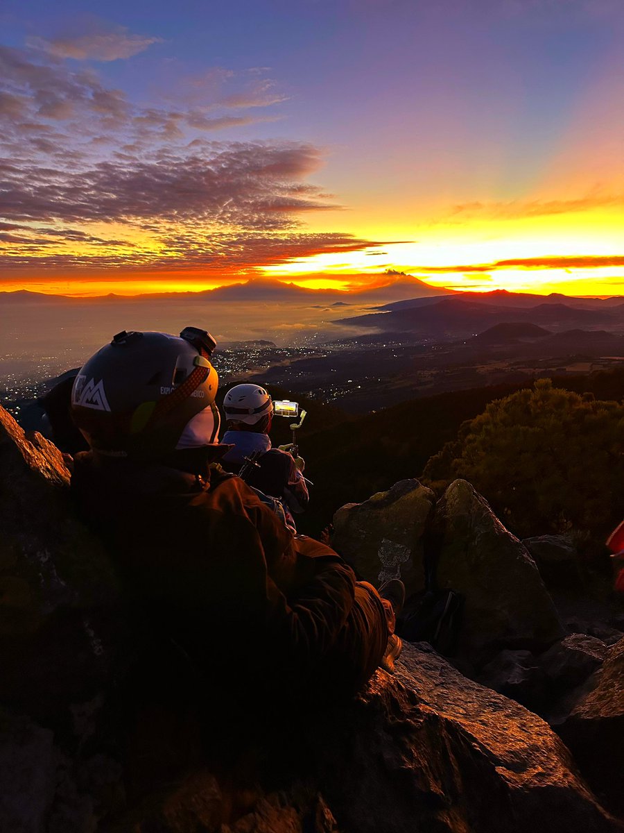 dulcemajauregui's tweet photo. Amanecer en pico del águila 🦅 https://t.co/lNx0ULDJgr