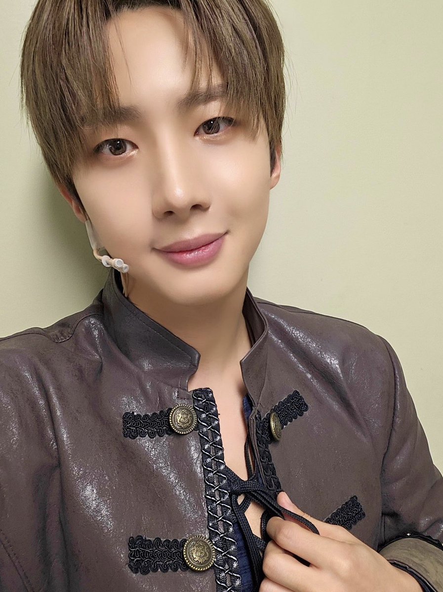 [📸] 241208 @ 뮤지컬 #블러디러브 첫 공연

#펜타곤 #PENTAGON
#후이 #HUI