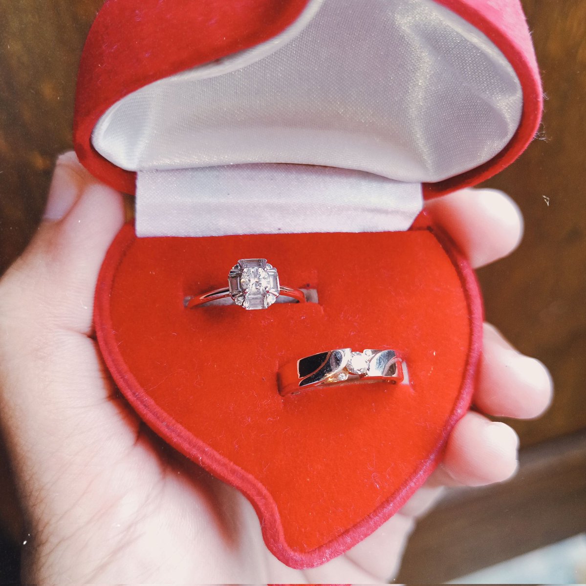 nkanshaa's tweet photo. Cintak banget jajan perhiasan emas di semar nusantara 😗 cari cincin, gelang, anting, kalung pokoknya mah lengkap dan ga bakal pudar. Harganya juga bakal terus naik, kalau buat nabung bisa bangett 🥰 https://t.co/asVv4nQIme