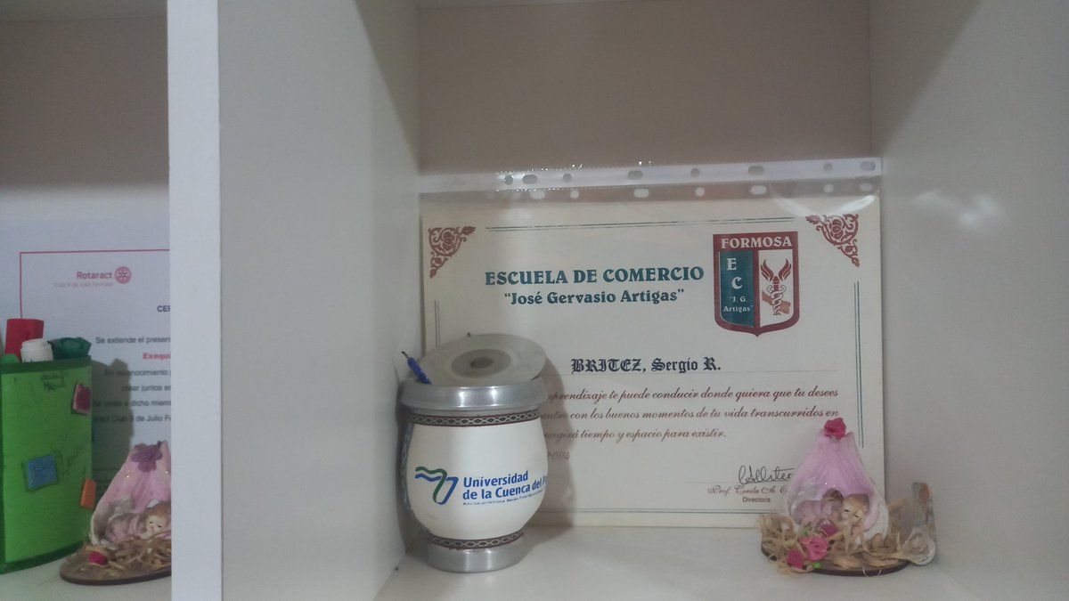 Mafamosok's tweet photo. Promo 2004. La mejor etapa de la vida. #ElCole https://t.co/u0WQKb6AxU