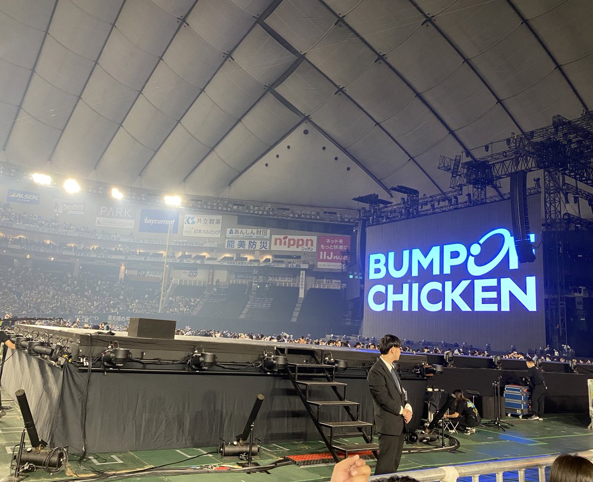 sumika_0815's tweet photo. モニタースピーカー通さず表情とか楽器の音が伝わる贅沢な出島席だった、、
BUMP OF CHICKENが楽しく音楽つくれるようにまた会いにいくよ〜
次は2人羽織で演奏するんじゃないかってくらい見る度ゼロ距離になってく藤くんとヒロが推し https://t.co/sPqoaj8WuP