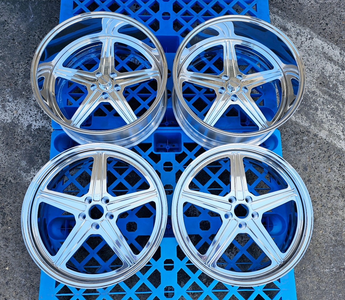 showwheels's tweet photo. 😍😍 Showwheels Lanso Billet Wheels pictured with show polished finish 😍😍
Contact us for your own set of custom wheels.
#showwheels #billetwheels #customwheels #forgedwheels #deepdishwheels #hotrodwheels #hotrods #protouring #restomod #showcar #showcars https://t.co/fKvh0BIXri
