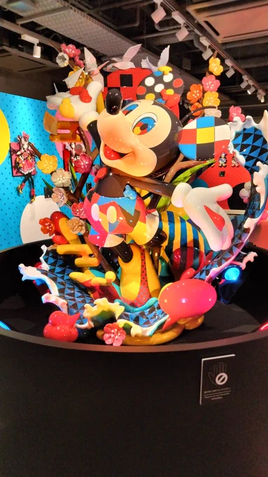 #ディズニーコレクションbyMikaPikazo行ってきました!彩度マシマシのピカゾ先生ワールドが広がってた素敵なコラボレーションをありがとうございました! 