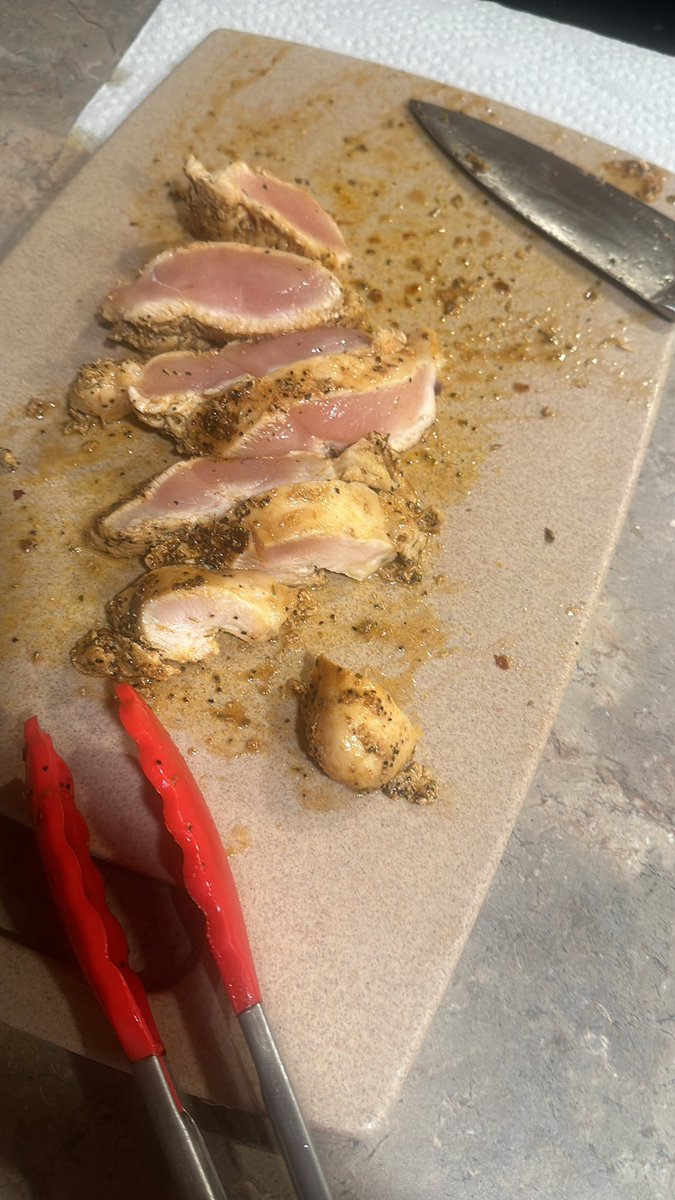 Hsmith3168's tweet photo. Eating my chicken medium rare. Like a real man https://t.co/i1GcBrfd4W