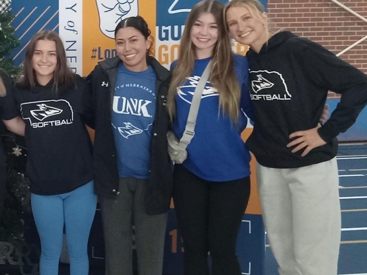 A successful weekend at the Holiday Craft Fair! Our softball team was able to help out small businesses and create an exciting atmosphere for the guests. Big thanks to the vendors and Happy Holidays from your Lopers🎄🤘🏻

<a href="/UNK_Athletics/">UNK Athletics</a>