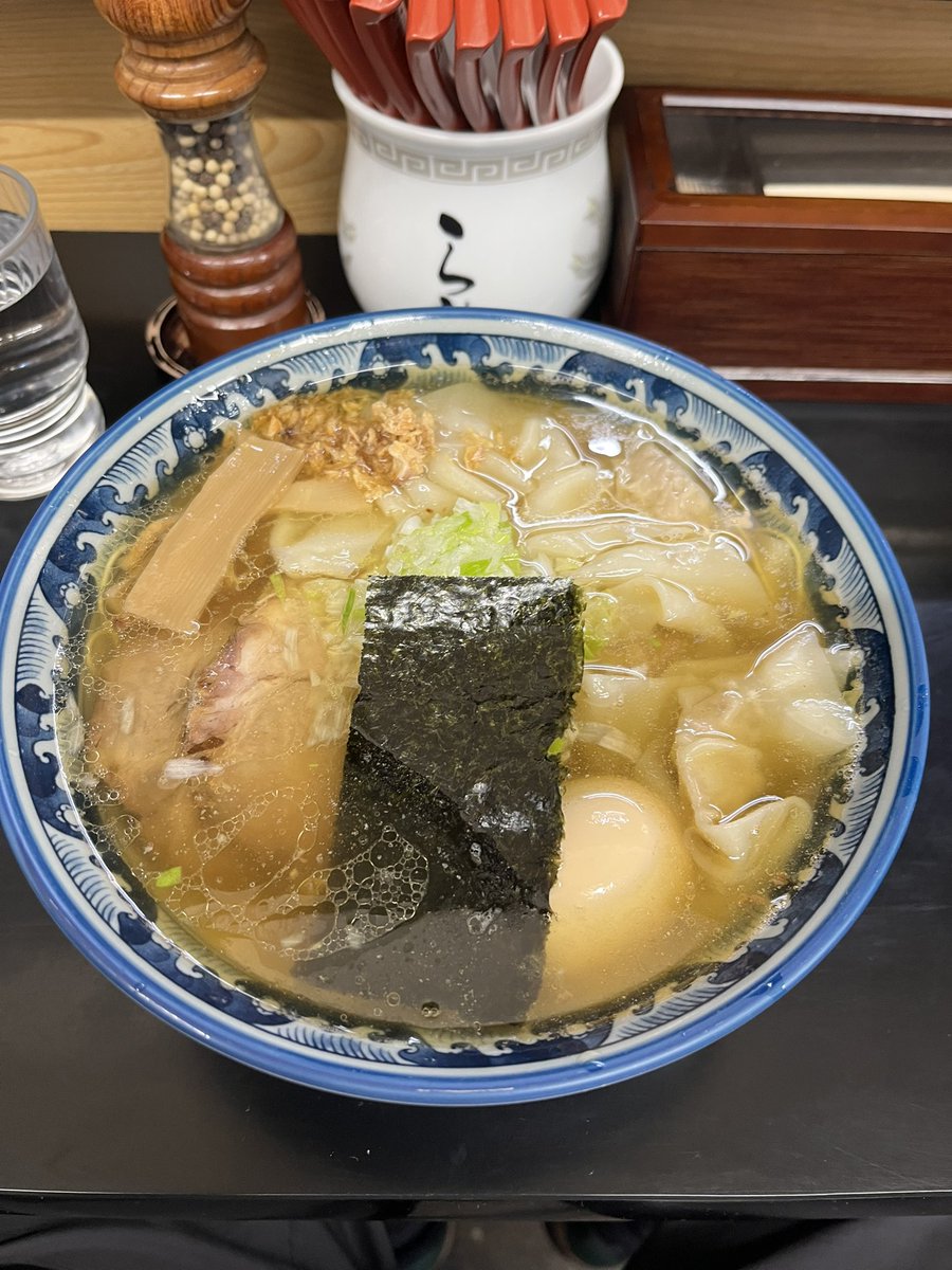 NOBUROCK5's tweet photo. 今日の昼飯
藤沢　麺処　ら塾
塩チャーシューワンタンメン　1550円
名古屋コーチン味付け玉子　130円 https://t.co/WdeBwadKyI