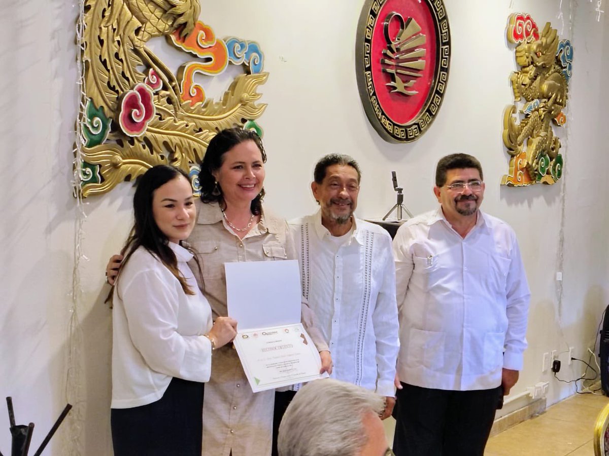 Hoy tuvimos el alto honor de ser reconocidos por los colegios de administración. #Cancunnosune #biencomun Gracias <a href="/omaralpuche/">omar alpuche leal</a> por el liderazgo ; sigamos construyendo un mejor estado #QuintanaRoo